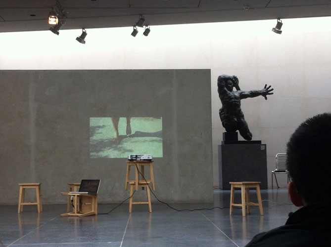 2014 - Je suis l’écho de tes pas
Vidéo, performance, objets trouvés
Musée Bourdelle, Paris
