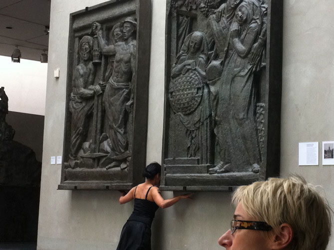 2014 - Je suis l’écho de tes pas
Vidéo, performance, objets trouvés
Musée Bourdelle, Paris