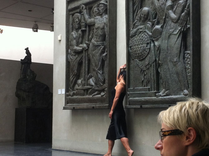 2014 - Je suis l’écho de tes pas
Vidéo, performance, objets trouvés
Musée Bourdelle, Paris