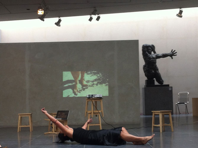 2014 - Je suis l’écho de tes pas
Vidéo, performance, objets trouvés
Musée Bourdelle, Paris