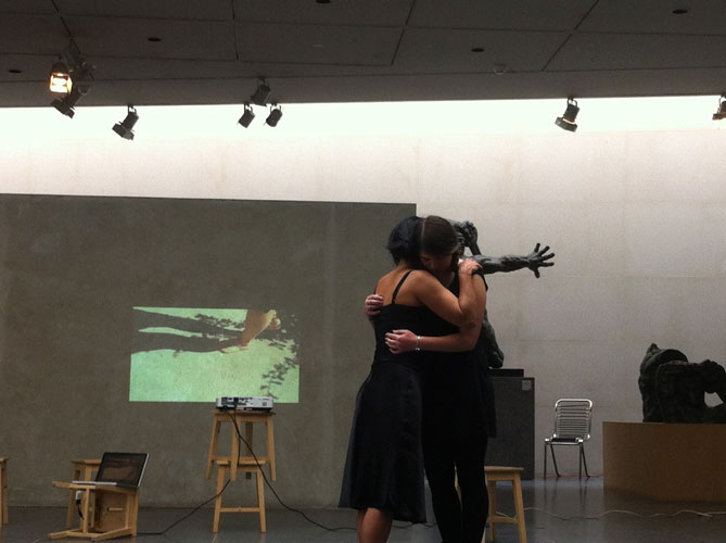 2014 - Je suis l’écho de tes pas
Vidéo, performance, objets trouvés
Musée Bourdelle, Paris